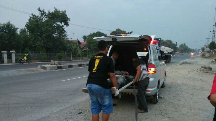 Senggol Truk Tronton, Pengendara Motor Tewas Dilindas Minibus