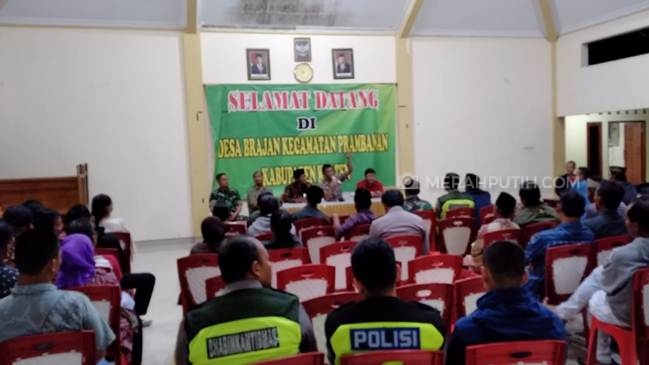 Polsek Prambanan bersama Pemkab Klaten, Jawa Tengah memberikan pembinaan terhdap pengikut Keraton Agung Sejagat. (MP/Ismail)