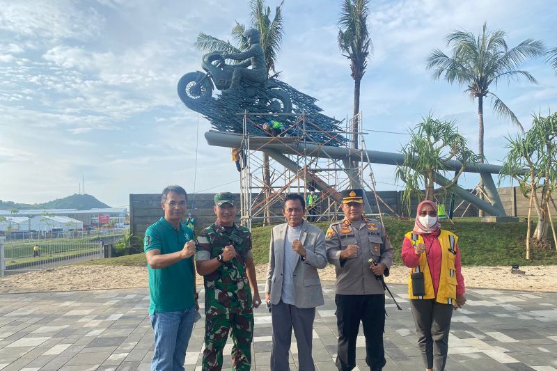 Patung Jokowi Naik Motor Jadi Spot Favorit Warga Berfoto di Mandalika