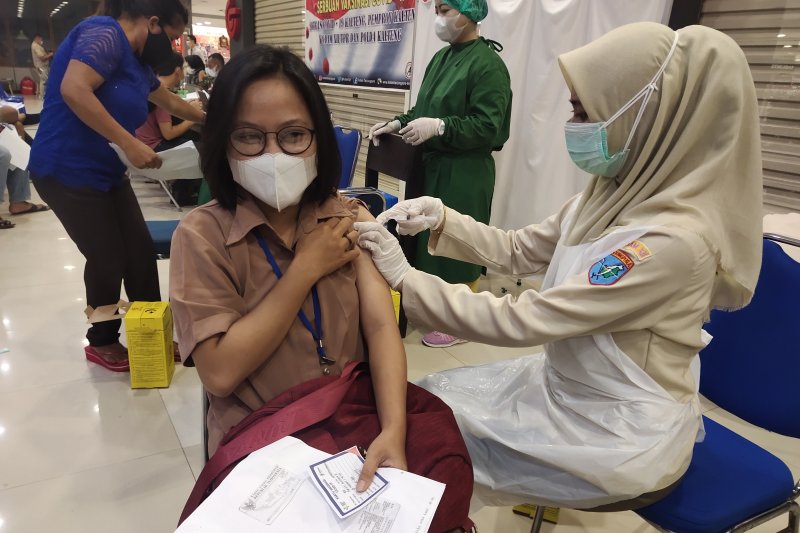 Menkes Sebut Vaksinasi COVID-19 Indonesia Capai 1,3 Juta per Hari