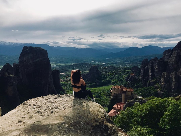 Meteora terkenal dengan biara di puncak batunya. (Foto: instagram.com/tinasafarian)