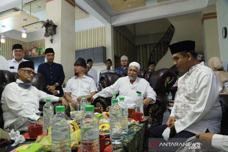 Sekretaris Jenderal DPP Partai Gerindra Ahmad Muzani (kanan) saat bersilaturahmi ke sejumlah pesantren di Jawa Timur, Kamis. (ANTARA/Dokumentasi Pribadi)