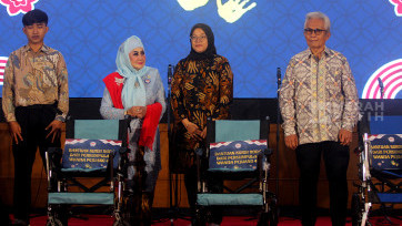 Peresmian 1.000 Cap Telapak Tangan Kedua Wanita Pejuang 45