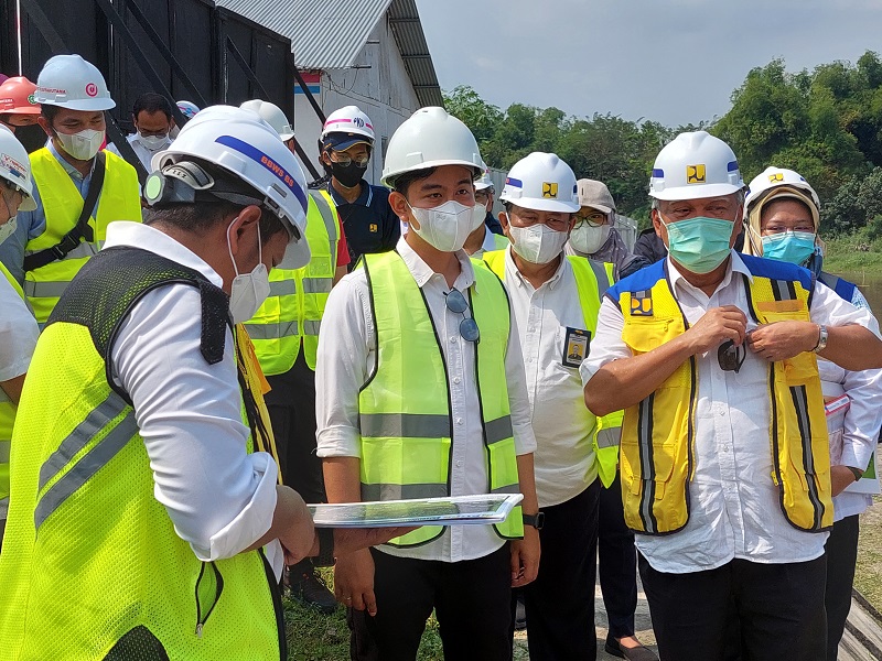 Menteri Pekerjaan Umum dan Perumahan Rakyat (PUPR), Basuki Hadimuljono meninjau proyek  pintu air Demangan Solo, Jawa Tengah, Sabtu (12/6). (MP/Ismail)