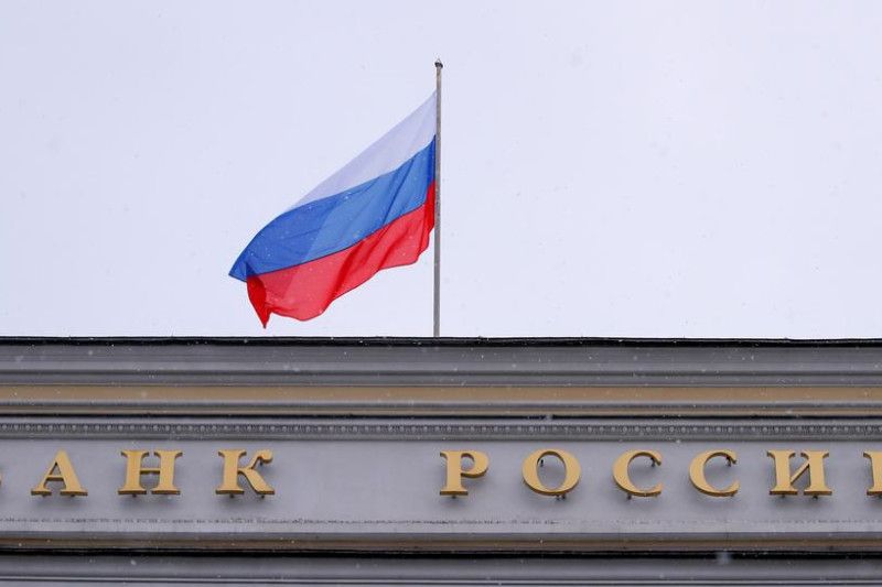 Bendera Rusia berkibar di atas kantor pusat Bank Sentral Rusia di Moskow, Rusia 3 Desember 2018. ANTARA/REUTERS/Maxim Shemetov