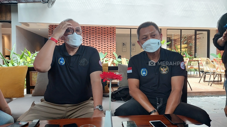 Direktur Utama PT LIB Ahmad Hadian Lukita (kiri) dan Direktur Operasional LIB Sudjarno saat memberikan keterangan pers terkait Liga 2, Sabtu (25/9). (MP/Ismail)