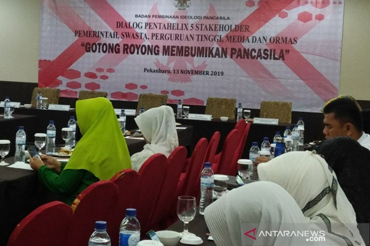 Kegiatan dialog "Gotong Royong Membumikan Pancasila" yang diselenggarakan BPIP di Pekanbaru, Riau, Rabu (13/11/2019). (ANTARA/Foto: Riza Harahap)