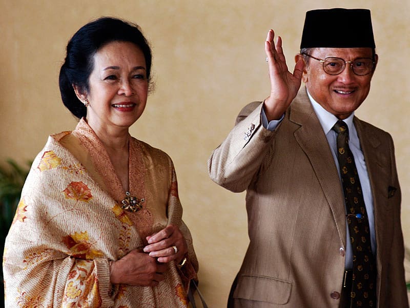 Bikin Baper, Ini 7 Kata Mutiara BJ Habibie Tentang Cinta