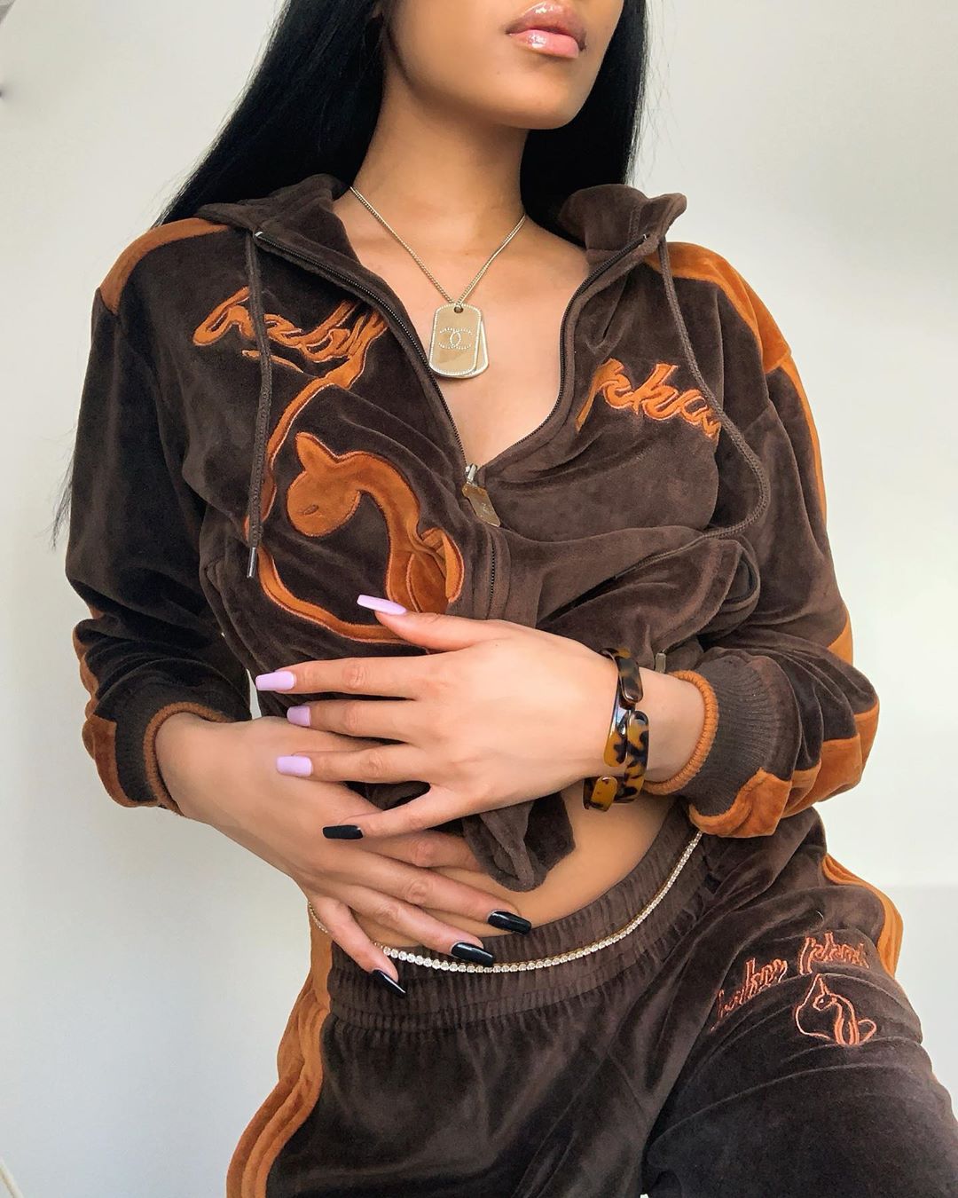 Karantina tidak menghentikan Aleali May untuk memiliki kuku yang cantik. (Foto Instagram @alealimay)