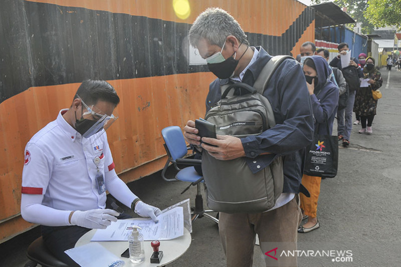 Petugas memeriksa Surat Tanda Registrasi Pekerja (STRP) calon penumpang yang akan menggunakan transportasi Kereta Rel Listrik (KRL) di Stasiun Bekasi, Jawa Barat ANTARA FOTO/Fakhri Hermansyah/wsj/pri.