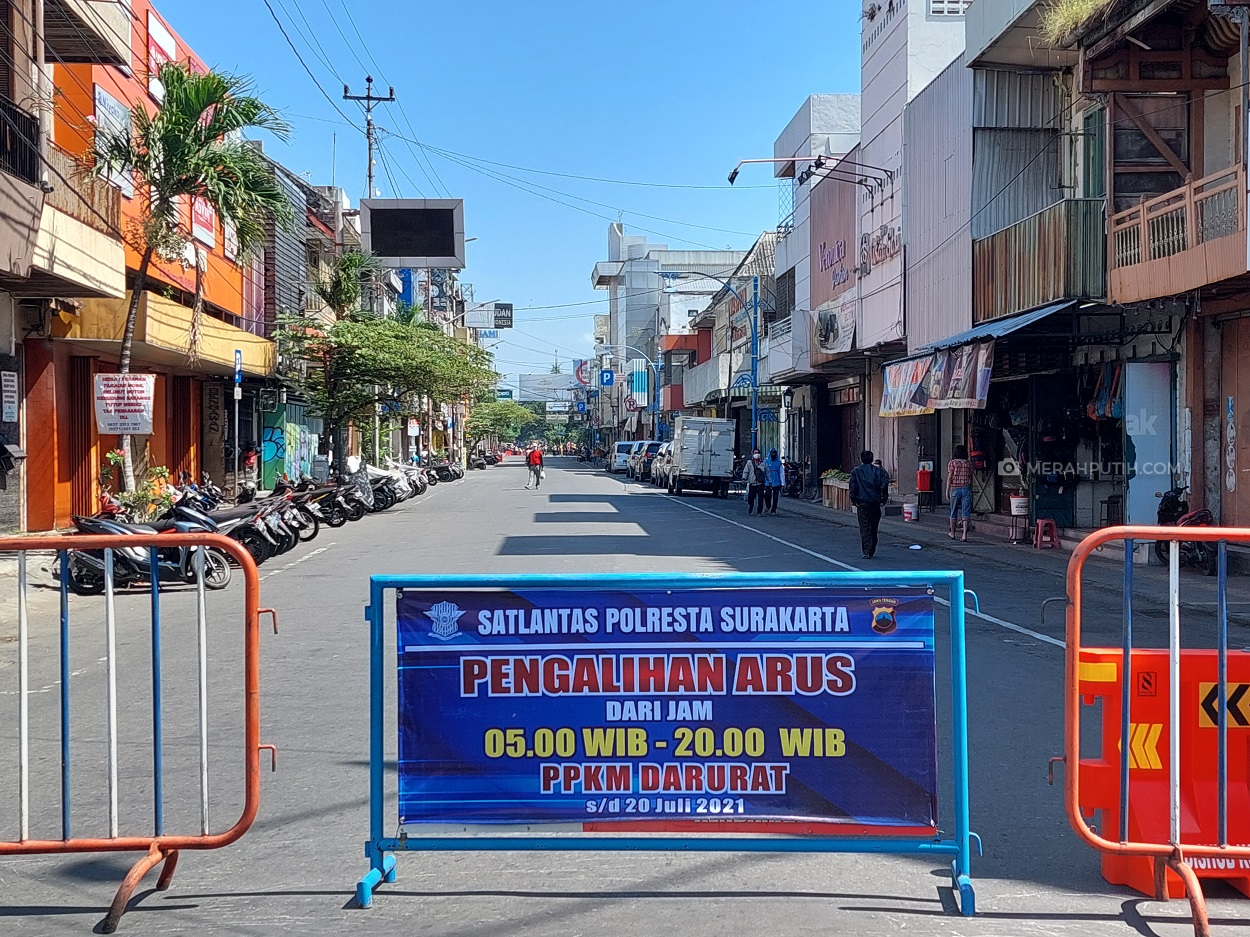 Cegah Kerumunan Warga, Polresta Surakarta Tutup Jalan Slamet Riyadi