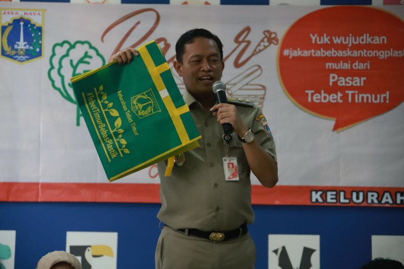 Wakil Wali Kota Jakarta Selatan Isnawa Adji menyosialisasikan penggunaan kantong belanja ramah lingkungan di Pasar Tebet Barat, dalam acara sosialisasi Pergub Nomor 142 Tahun 2019, Selasa (21/1/2020) (ANTARA/HO-Kominfotik Jakarta Selatan)