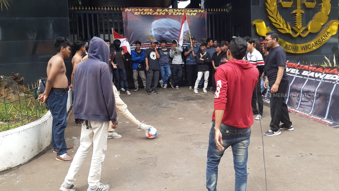 Gelar Aksi Teatrikal di Kejagung, Massa Minta Jaksa Agung Serius Adili Novel Baswedan