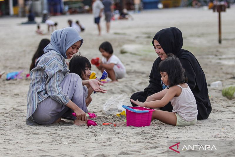 Libur Lebaran Ancol Makin Malam Makin Membludak, Kembang Api Pantai Lagoon Jadi Magnet