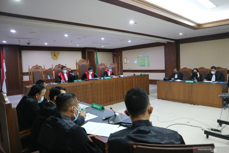 Suasana sidang pembacaan dakwaan terhadap Direktur Utama PT Tigapilar Agro Utama Ardian Iskandar Maddanatja yang didakwa menyuap mantan Menteri Sosial Juliari Peter Batubara sebesar Rp1,95 miliar terkait penunjukkan perusahaan penyedia bantuan sosial (bansos) sembako COVID-19 di pengadilan Tindak Pidana Korupsi (Tipikor) Jakarta, Rabu (24/2). (Desca Lidya Natalia)
