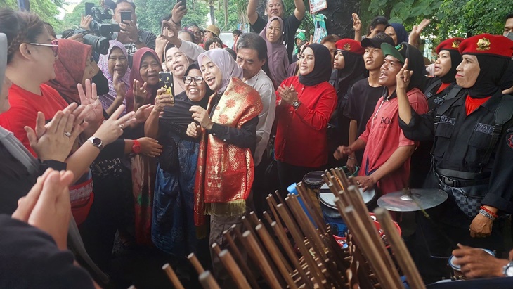 Blusukan ke Pasar di Palembang, Atikoh Berjoget Bareng Seniman Jalanan