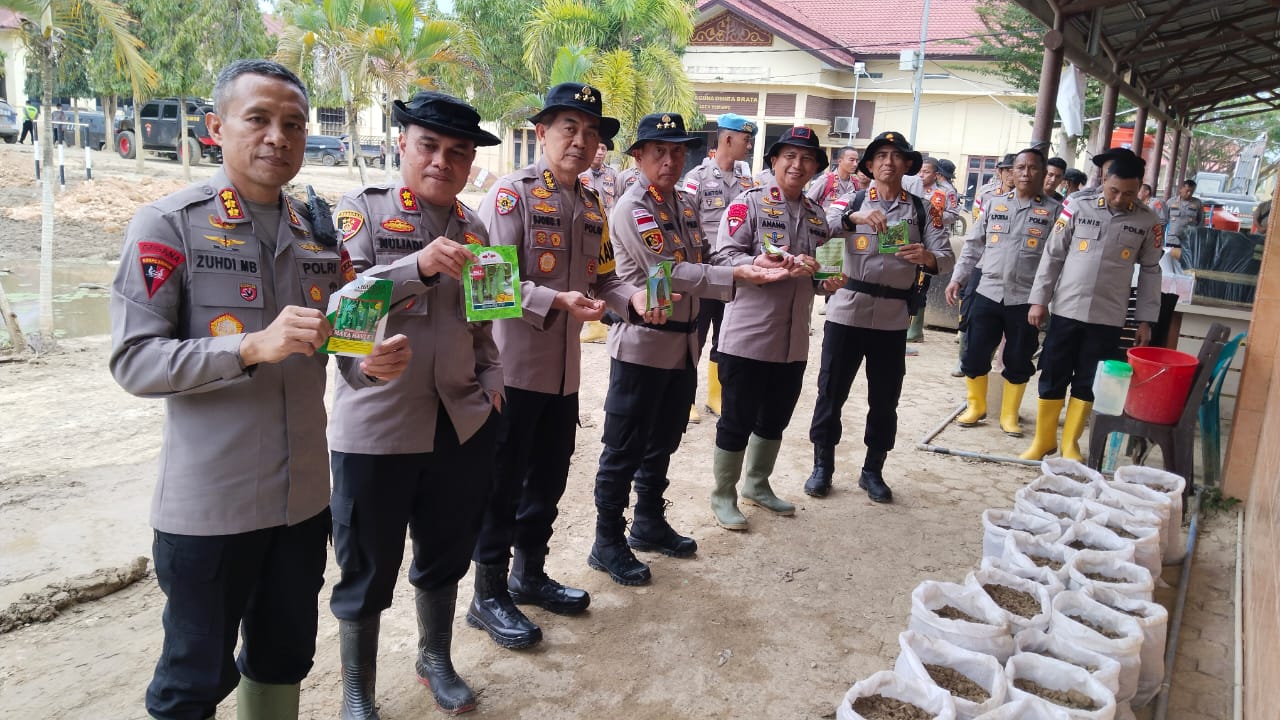 Kapolda Ajak Masyarakat Aceh Tamiang Jadikan Lumpur Sisa Banjir untuk Media Tanam Tumbuhan