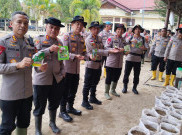 Kapolda Ajak Masyarakat Aceh Tamiang Jadikan Lumpur Sisa Banjir untuk Media Tanam Tumbuhan