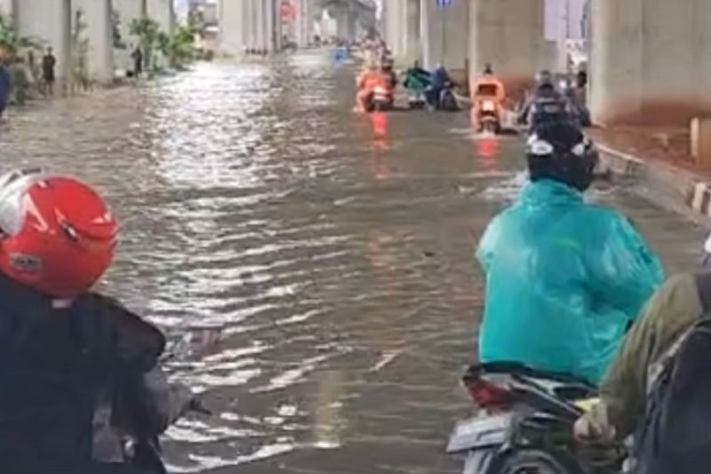 Tinggal 34 RT dan 19 Ruas Jalan Kebanjiran hingga Pukul 9 Pagi, Ada yang Mengungsi di Peti Kemas