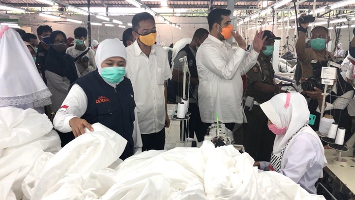 Gubernur Khofifah puji siswa SMK yang memproduksi APD untuk TIm Medis 