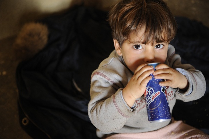 Anak sedang minum minuman kaleng. (Foto: Pixabay/skeeze)