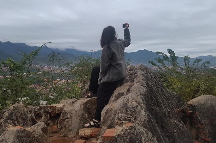 Jalan-jalan ke Laos, Keindahan Gunung Phousi Bikin Pengunjung Tak Mau Pulang