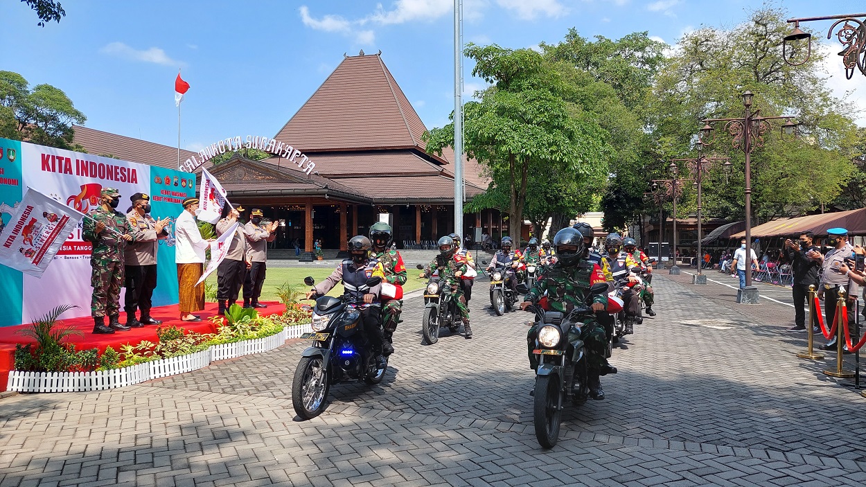 Alumni Akabri 96 Bharatasena menyerahkan bantuan paket sembako pada warga kurang mampu di Solo, Jawa Tengah, Kamis (23/9). (MP/Ismail)