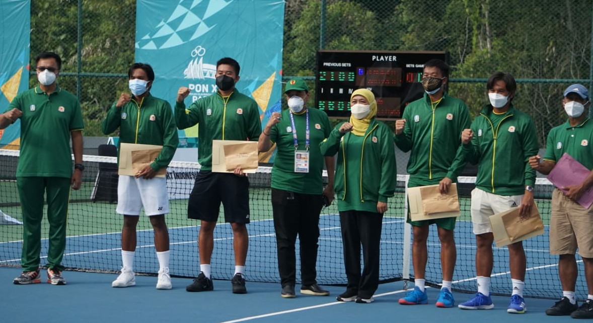 Gubernur Khofifah Beri Bonus Mentas kepada Tim Tenis Putra Jawa Timur