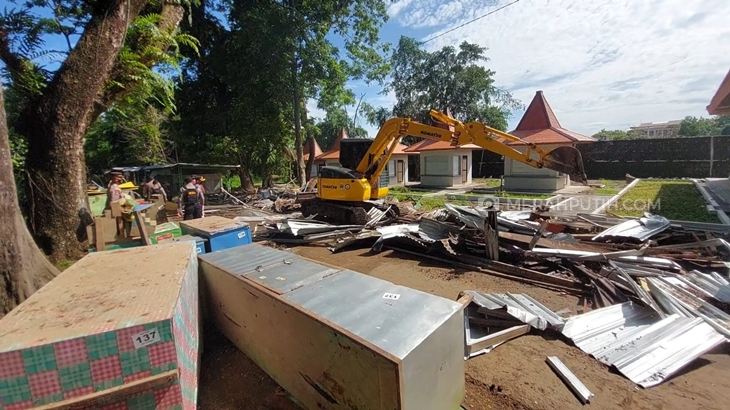 Lokasi jualan PKL di Solo Safari dirobohkan petugas dengan alat berat, Jumat (6/1). (MP/Ismail)
