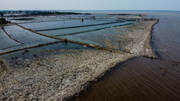 'Muara Sampah' di Sungai Cisadane Tangerang