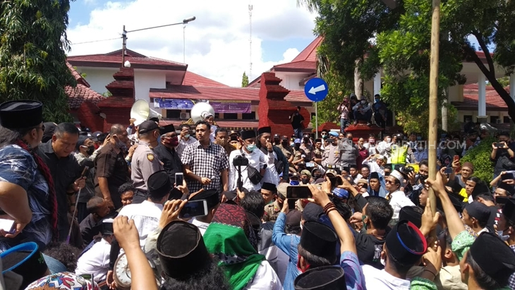 Soal Pesantren Tak Ber-IMB, Ratusan Santri Geruduk DPRD Cirebon