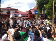 Soal Pesantren Tak Ber-IMB, Ratusan Santri Geruduk DPRD Cirebon
