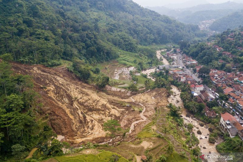 longsor di Desa Ciherang, Sumedang Selatan, Kabupaten Sumedang, Provinsi Jawa Barat, Minggu (16/1/2022). (ANTARA FOTO/RAISAN AL FARISI)