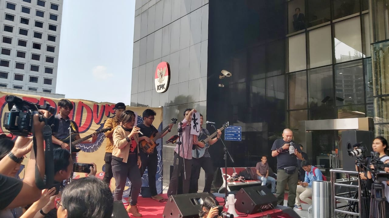 Ratusan orang yang terdiri dari Koalisi Kawal Capim KPK dan pegawai KPK menggelar aksi memprotes Pansel Calon Pimpinan KPK yang dinilai tetap meloloskan sejumlah nama yang diduga bermasalah hingga tahap wawancara dan uji publik atau seleksi tahap akhir. Foto: MP/Ponco