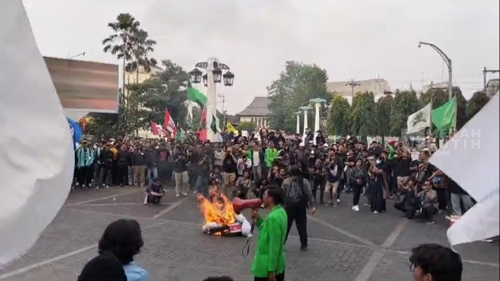  Aksi Jalan Mundur dan Bakar 'Pocong Jokowi' di Bekas Kantor Gibran