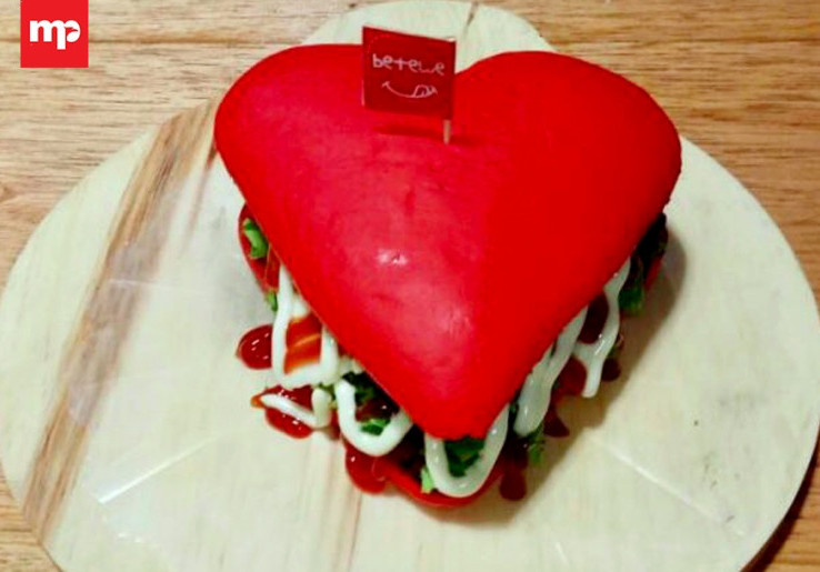 Burger Love Menu Spesial Betewe Cafe di Bulan Kasih Sayang