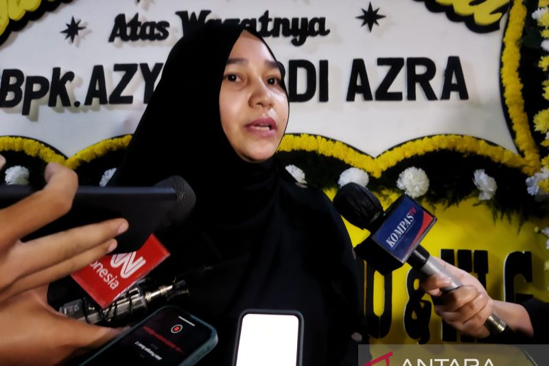 Armia Putriana selaku keponakan almarhum Prof Azyumardi Azra saat memberikan keterangan di rumah duka Azyumardi di Tangerang Selatan, Banten, Minggu (18/9/2022). ANTARA/Benardy Ferdiansyah