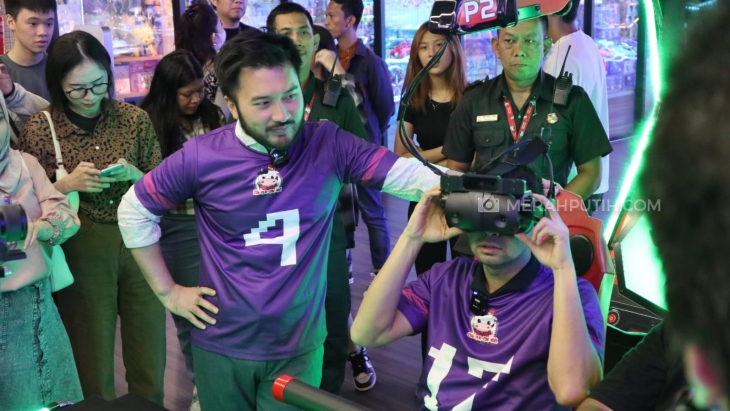 Keseruan Raffi Ahmad Menjajal Game Arcade di CPCM Carstensz Mall