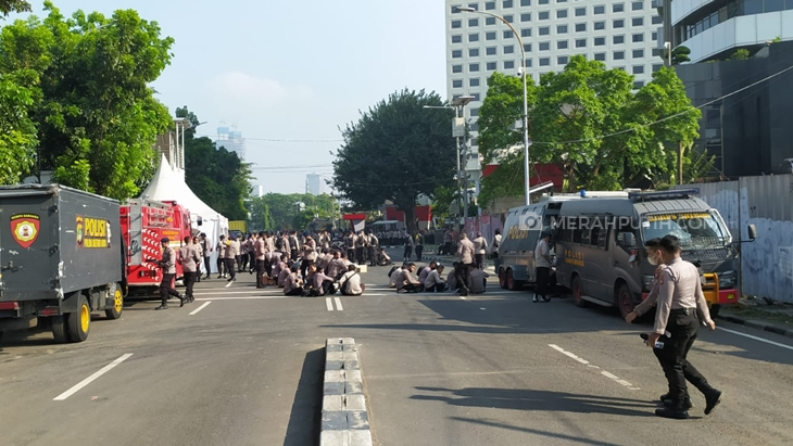 Pengamanan di depan Gedung Merah Putih KPK jelang pemecatan Novel Baswedan cs. (Foto: MP/Ponco Sulaksono)