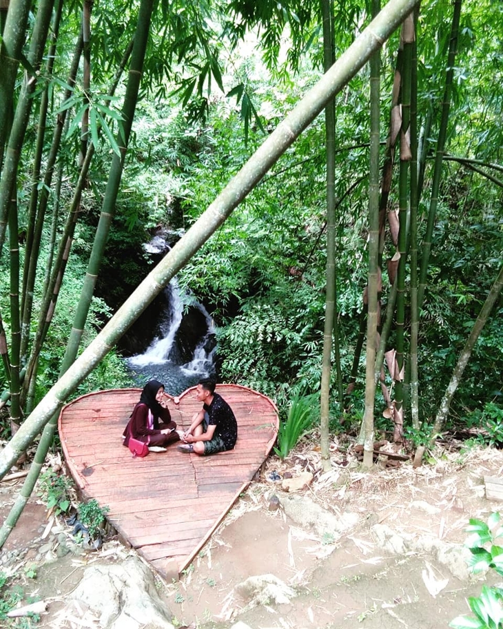   Banyu Nget memiliki pemandangan asri sepanjang perjalanannya. (Foto: instagram.com/fikri_haikal1075)