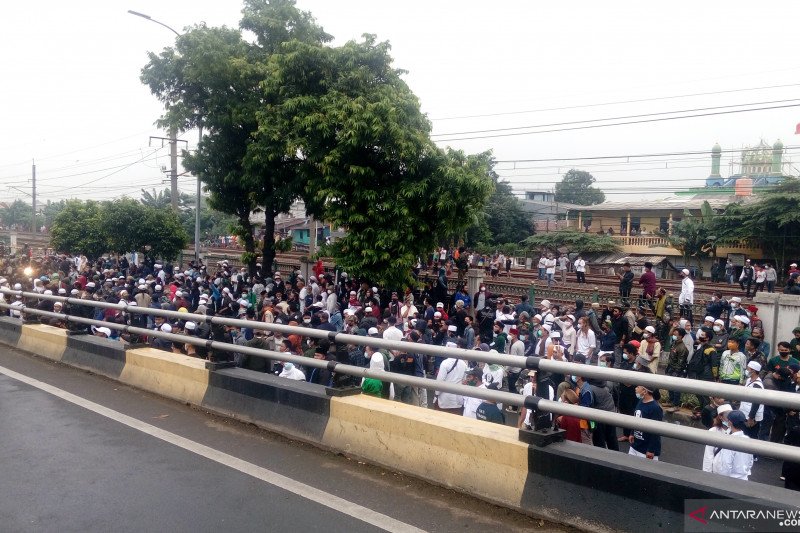 Massa simpatisan Rizieq Shihab mengepung fly over Pondok Kopi saat sidang putusan Rizieq Shihab di Pengadilan Negeri Jakarta Timur, Jakarta, Kamis (24/6/2021). ANTARA/Yogi Rachman