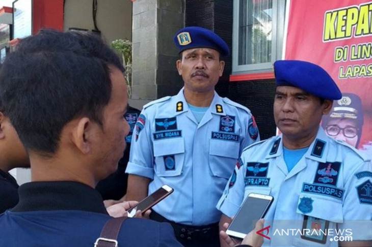 Kepala Divisi Pemasyarakatan Kantor Wilayah Kementerian Hukum dan HAM Sulawesi Tengah, Soeprapto (kanan) memberikan keterangan pers di Kantor Kanwil Kemenkumham Sulteng di Palu, Selasa (24/12)terkait pemberian remisi Natal 2019 kepada Narapida di Sulteng. (ANTARA/HO-Humas Kanwil Kemenkumham Sulteng)