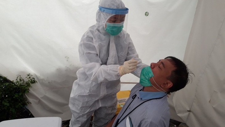 Seorang warga melakukan tes cepat antigen di salah satu layanan kesehatan di Jakarta. (ANTARA/Muhammad Zulfikar)