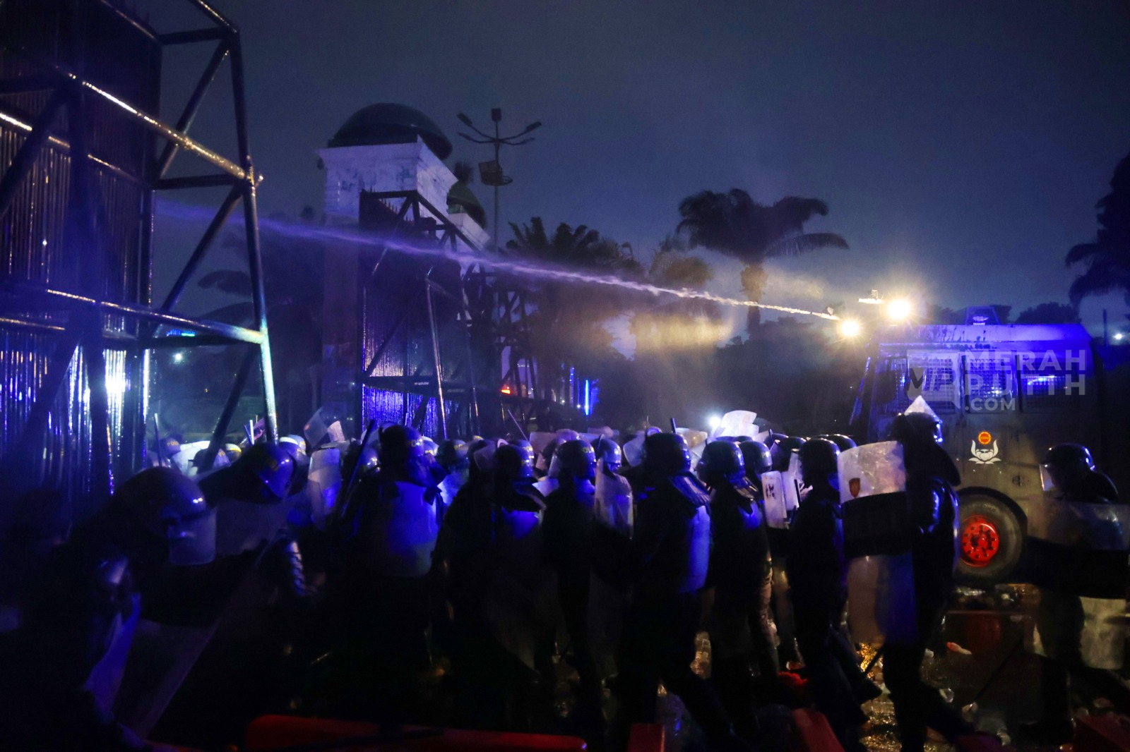 Polisi Bubarkan Aksi Demo 27 Agustus di Gedung DPR dengan Water Cannon