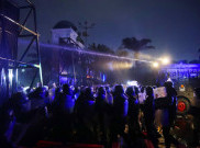 Polisi Bubarkan Aksi Demo 27 Agustus di Gedung DPR dengan Water Cannon