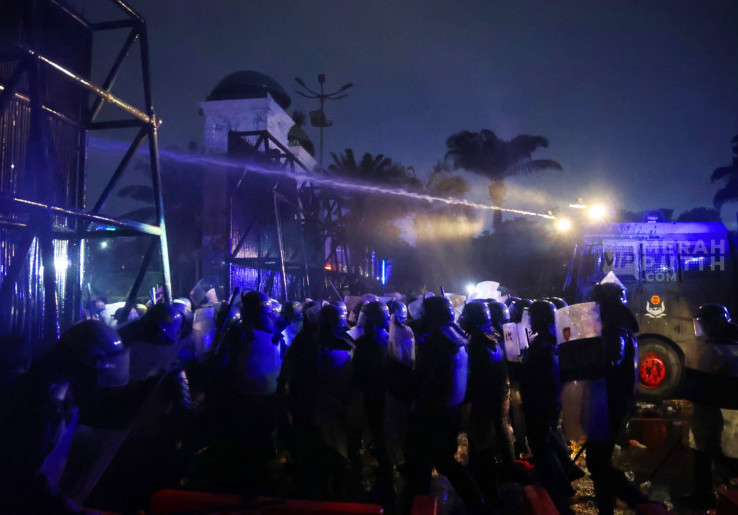 Polisi Bubarkan Aksi Demo 27 Agustus di Gedung DPR dengan Water Cannon
