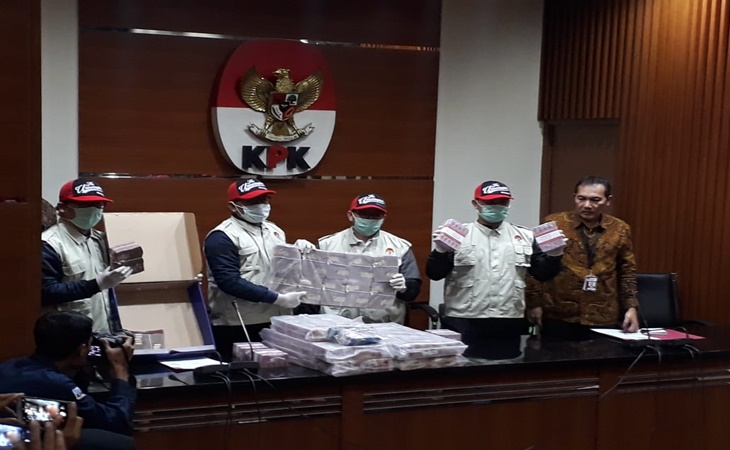 Barang bukti suap pejabat Kemenpora dan pengurus KONI