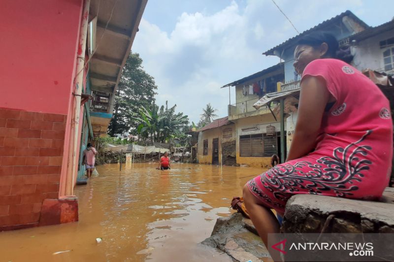 Kawasan Rawajati, Pancoran Jakarta Selatan,  masih direndam banjir setinggi 20-40 sentimeter. Warga di Jalan Bina Warga Rukun Tetangga (RT) 03 RW 07 berupaya mengurai genangan, Senin (8/11/2021). ANTARA/Sihol Hasugian