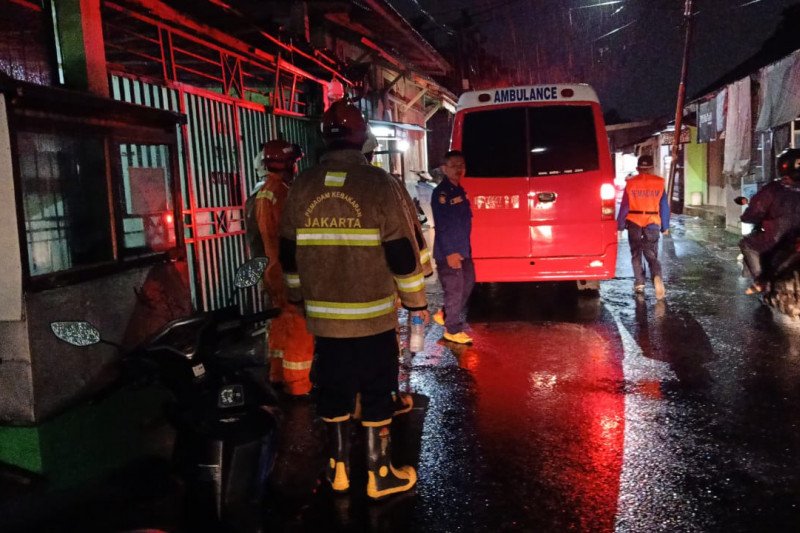 Petugas Damkar Jakarta Timur beserta tim ambulan tiba di Jalan Garuda Cibubur, Kecamatan Ciracas, untuk evakuasi korban banjir, Minggu (1/3/2020). Banjir di lokasi itu terjadi akibat kebocoran Tanggul Kali Cipinang. (ANTARA/HO-Damkar Jaktim).