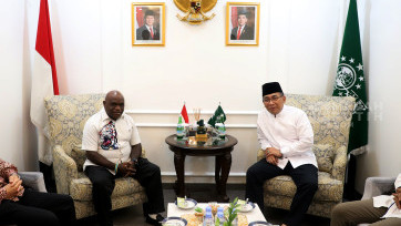 Menteri HAM Natalius Pigai Temui Ketua PBNU Yahya Cholil Staquf di Jakarta 
